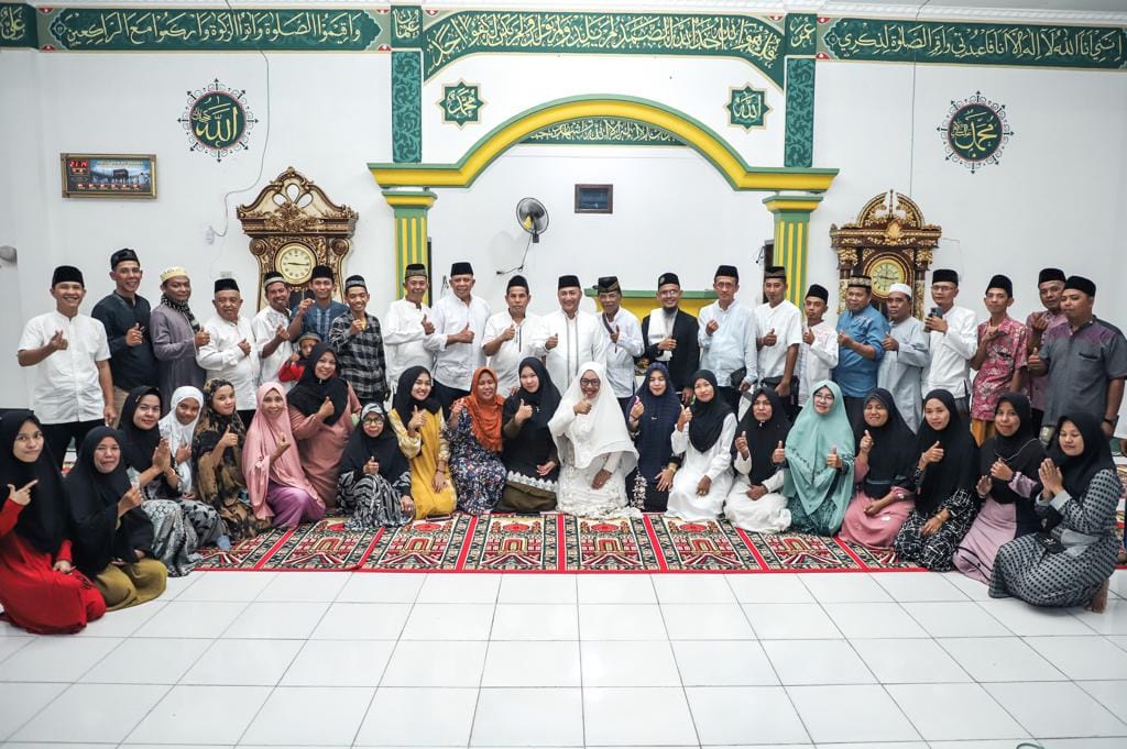 A1-11 Salat Tarawih di Desa Sereka, Ini Pesan Pj Bupati Apriyadi