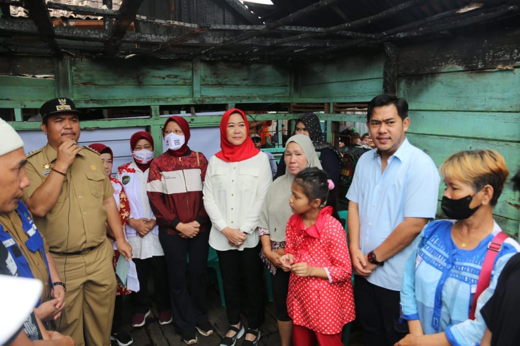 A1-2-1024x682 Feby Deru Tinjau Kondisi Korban Kebakaran Sekaligus Serahkan Bantuan