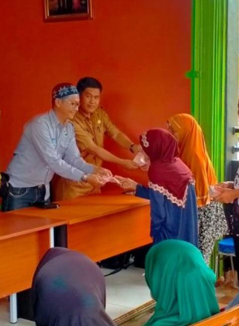 A2-4 Hurliansyah S.Sos Bagikan BLTDD kepada Warga Desa Tanjung Ning Simpang