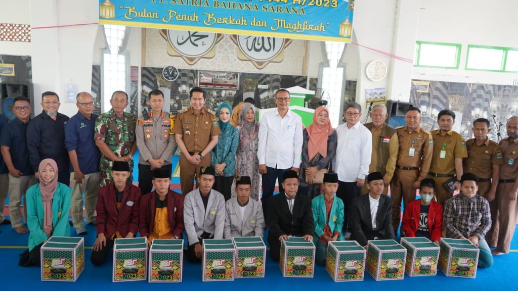 A4-1-1024x576 Jelang Idul Fitri 1444 H, Plt Bupati Serahkan Bantuan Sembako PT SBS dan PTBA