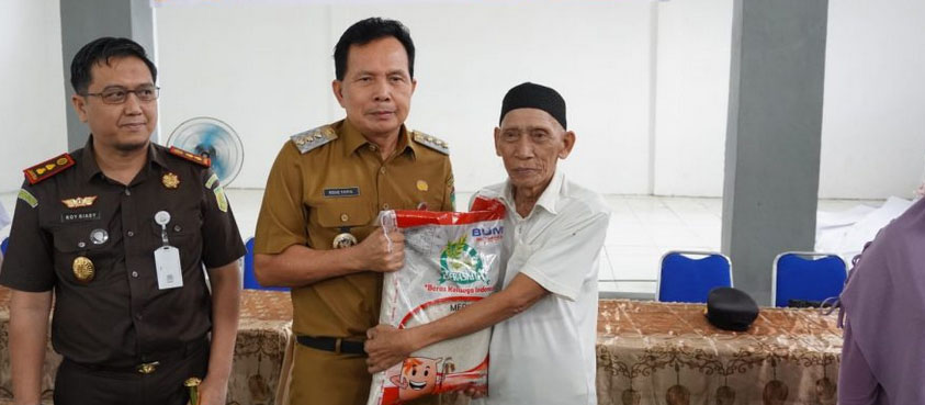 A7-1 Walikota Prabumulih Salurkan Cadangan Pangan kepada 196 Warga Desa Pangkul