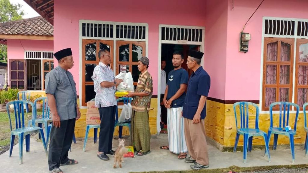 FB_IMG_1680906735434-1024x576 Sambangi Warga Korban Lilitan Ular, Pemkab Muba Berikan Bantuan
