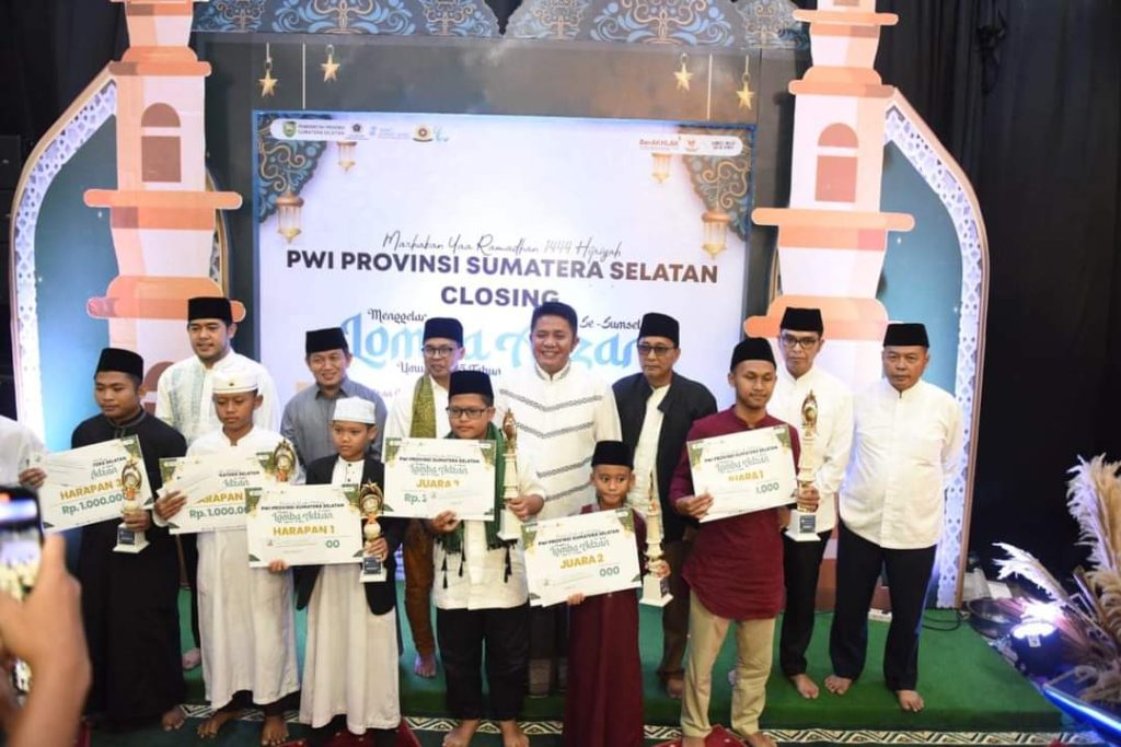 FB_IMG_1681696621298-1-1024x683 Hadiri Pengajian Ramadhan, Herman Deru : Insan Pers dan Admin Medsos Miliki Peran Meliterasi Masyarakat