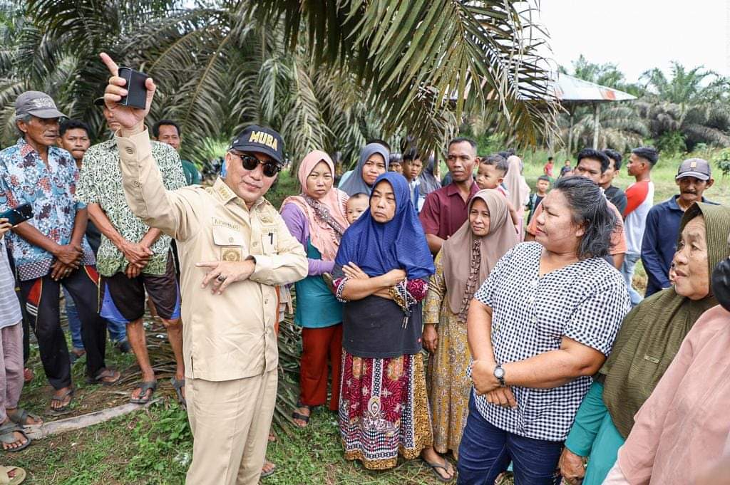 FB_IMG_1681958413022 Pj Bupati H Apriyadi Bagi-bagi THR Hingga Sapa Pemudik di Mekar Jaya Bayung Lencir
