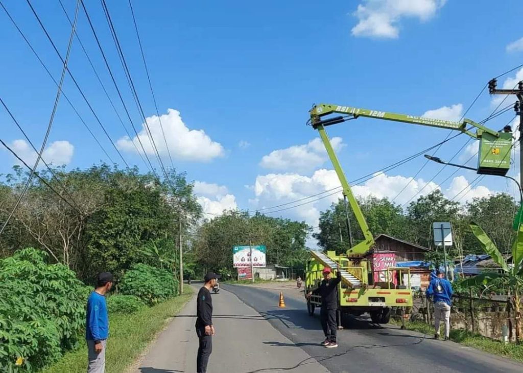 FB_IMG_1682085228630-1024x731 PJ Bupati Apriyadi Tanggapi Aduan Warga Jalan Rusak bandar jaya dan Padamnya Lampu Jalan