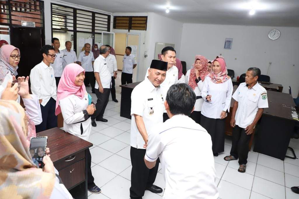 FB_IMG_1682561647449 Hari Pertama Kerja, Pj Bupati Apriyadi Langsung Sidak Pelayanan Publik