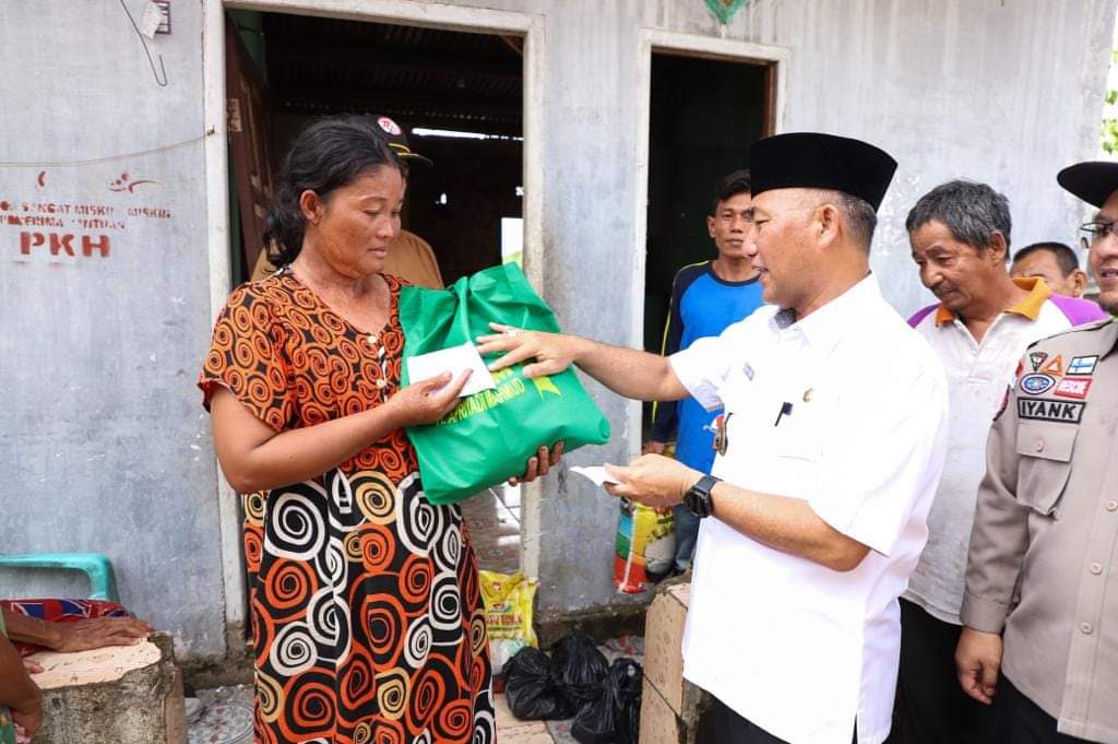 FB_IMG_1682638677052 Pj Bupati Musi Banyuasin Serahkan Bantuan Kepada Korban Longsor di Desa Terusan