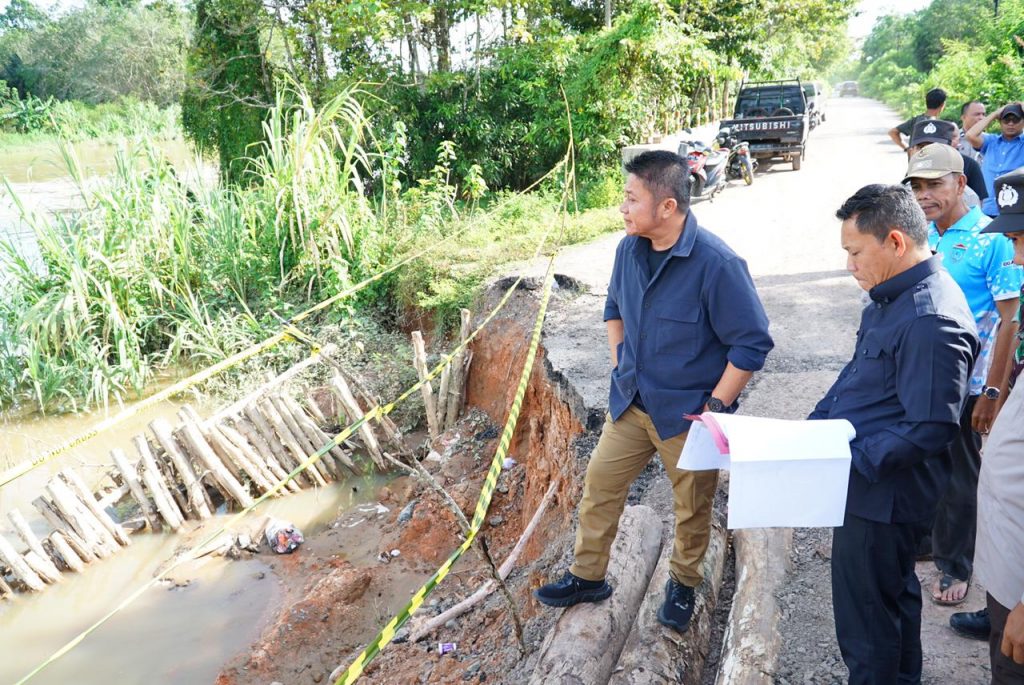 IMG_20230402_102751_599-1024x685 Tinjau Ruas Jalan Provinsi Penghubung OI-OKU yang Amblas, Herman Deru  Intruksikan Dinas PUBMTR  Segera Lakukan Perbaikan