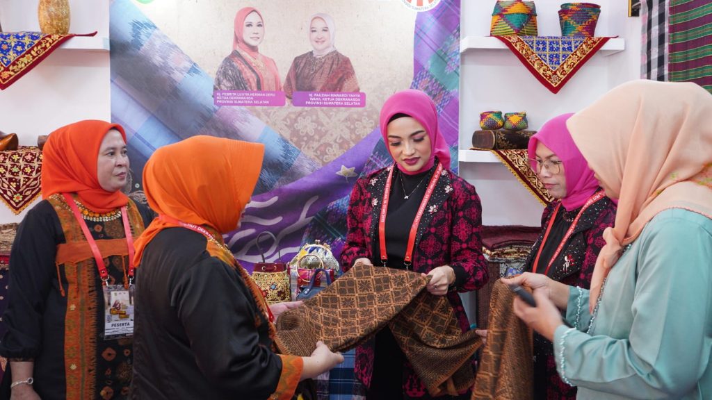 A6-1024x576 Curi Perhatian, Vita Utami Kaffah Apresiasi Seni Kriya Sumsel di Pameran Dekranas 2023 Medan