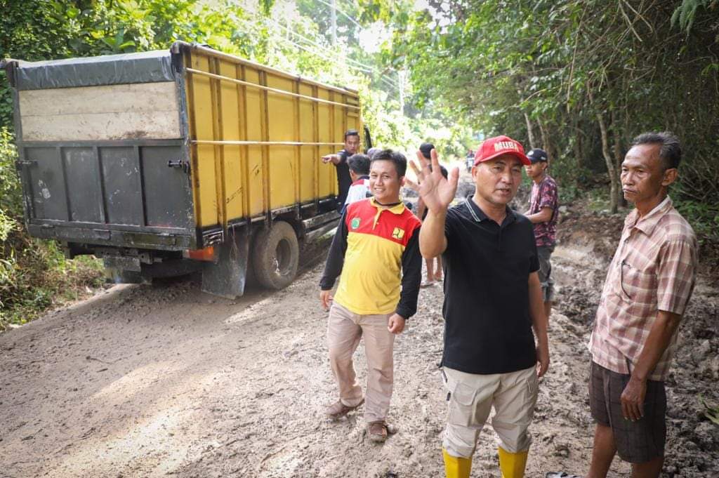 FB_IMG_1683438376136 Pj Bupati Apriyadi Turun Langsung Atasi Kerusakan Jalan Desa Bandar Jaya