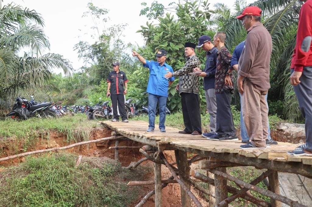 FB_IMG_1684031867484 Pj Bupati Apriyadi Tinjau Jembatan Ambruk Akibat Longsor