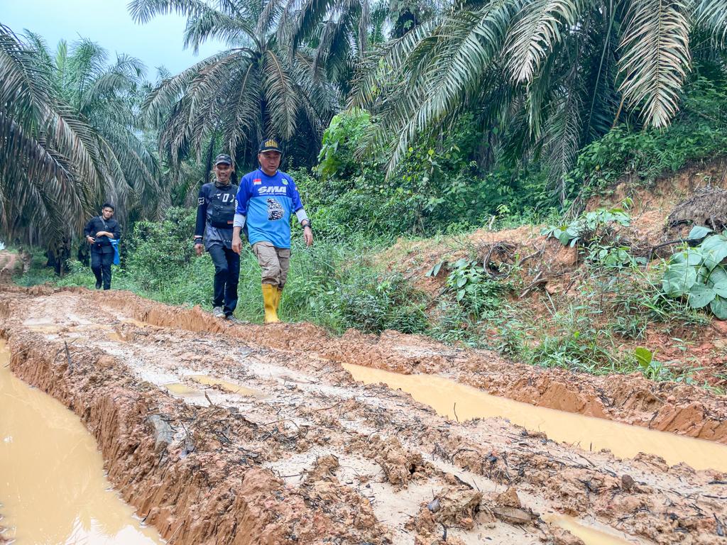 IMG-20230430-WA0067 PJ Bupati H Apriyadi Bersama Kapolres Muba Sisir Pelosok, Beri Bantuan Hingga Data Jalan Rusak