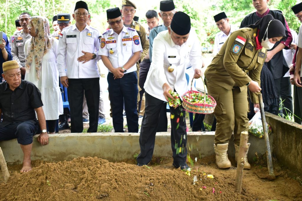 IMG-20230503-WA0096-1024x682 Bupati OKI Lepas Jenazah Abdurrahman ke Peristirahatan Terakhir