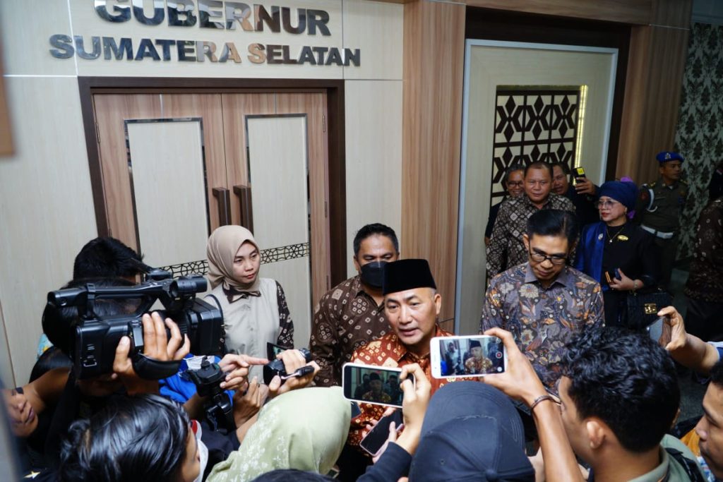 IMG-20230529-WA0032-1024x683 Pj Bupati H Apriyadi Manfaatkan Gaji 13 untuk Membantu Keperluan Sekolah Anak