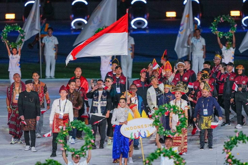 IMG_20230507_125140_013-1024x682 Herman Deru Bangga ketua kontingen Indonesia Promosikan Baju Adat Sumsel Pada Defile Opening Ceremony SEA Games 2023