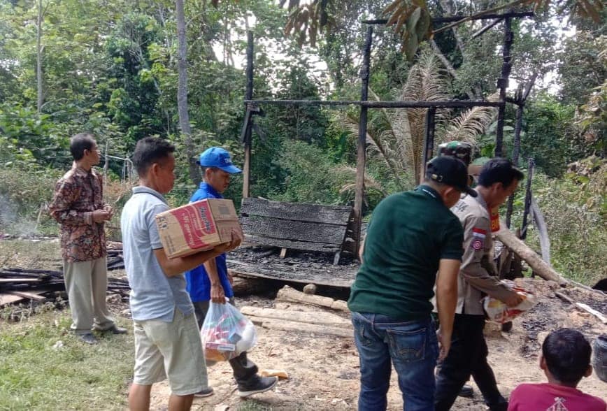 a1-5 Beri Perhatian Korban Kebakaran di Jirak Jaya, Pemkab Muba Salurkan Bantuan