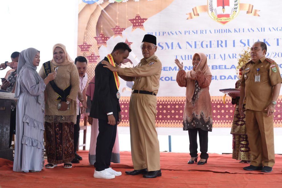 a3-12 Wabup H. Slamet Hadiri Pelepasan 108 Peserta Didik SMA Negeri 1 Suak Tapeh