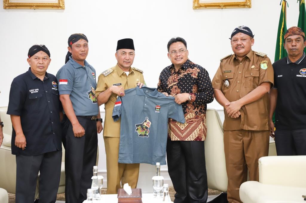 a3-4 Pj Bupati Apriyadi Dapat Kaos Republik Ngapak
