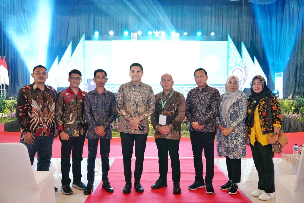 a8-1024x684 Bupati Panca Wijaya Akbar, SH Dianugrahi Penghargaan Piagam Lencana Bakti Transmigrasi dari Kemendes PDTT