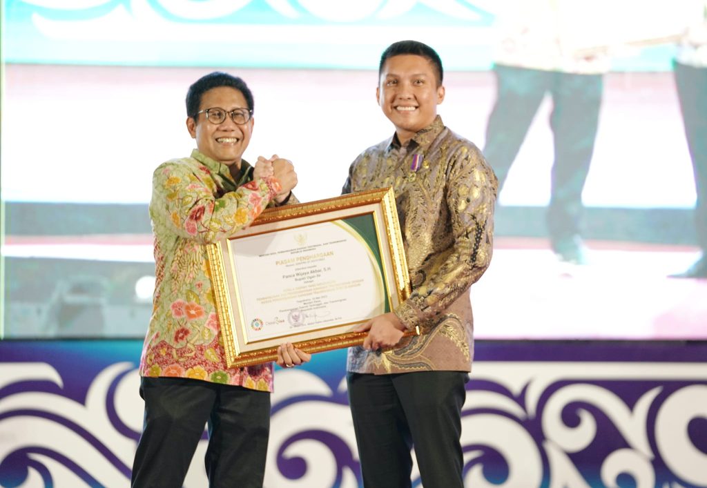 a9-1024x707 Bupati Panca Wijaya Akbar, SH Dianugrahi Penghargaan Piagam Lencana Bakti Transmigrasi dari Kemendes PDTT
