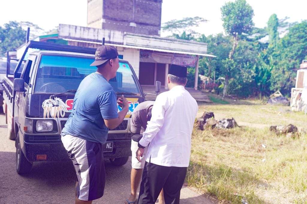 FB_IMG_1687826804214 Dipandu Warga, Pj Bupati Apriyadi Susuri Kebun Sawit