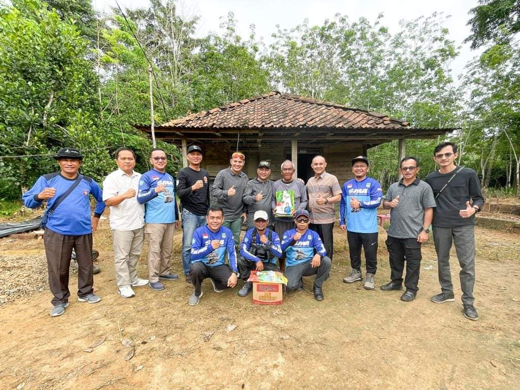 FB_IMG_1688095633996 Jelajah Alam, Pj Bupati Apriyadi Bedah Rumah Warga Pelosok di Muba
