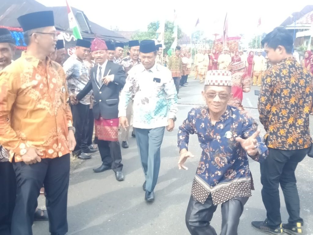 IMG-20230625-WA0060-1024x768 Weeding Pasangan Uci Patmawati, S.Kep - Serda M. Muhaiminu Harto Berlangsung Meriah dan Semarak