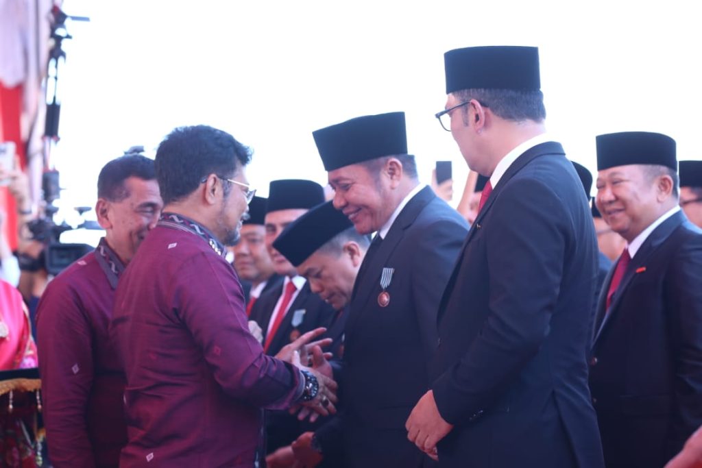 IMG_20230611_074226_503-1024x683 Herman Deru  Dianugerahi Tanda Kehormatan Satyalancana Wira Karya dari Presiden RI