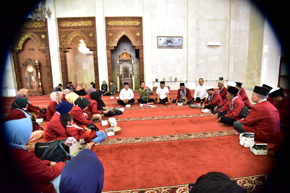 B8 Lepas Jamaah Ziarah ke Makam Walisongo, Bupati : Jamaah Saling Jaga Satu Sama Lain