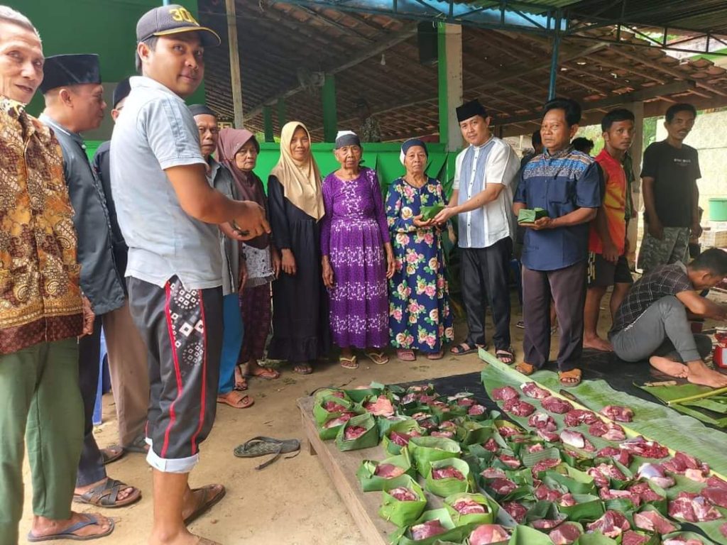 FB_IMG_1688271028097-1024x768 Patuhi Himbauan Pj Bupati Muba Panitia Bagikan Daging Kurban Tanpa Kantong Plastik