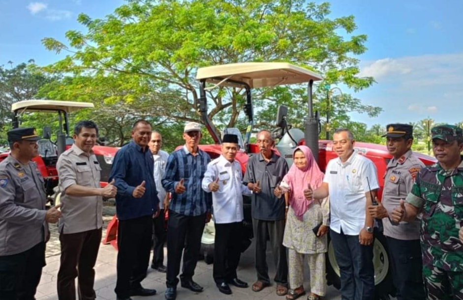 FB_IMG_1690430513507 Wabup Ardani Serahkan Bantuan Mesin Pertanian kepada Kelompok Tani Ogan Ilir