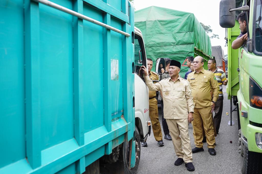 IMG-20230718-WA0059 Turun dari Mobdin, Pj Bupati Apriyadi Urai Kemacetan di Jalan Lintas Baylen
