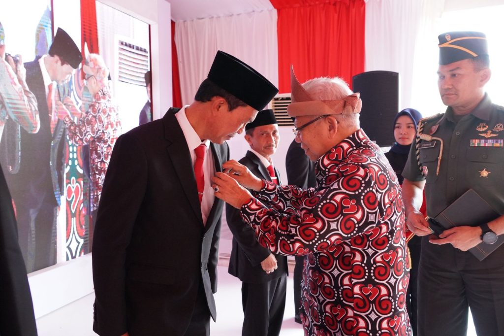 Whats_App_Image_2023_07_06_at_21_02_40_920f66bb7b-1024x682 Walikota Palembang Terima Tanda Kehormatan Satyalancana Wira Karya