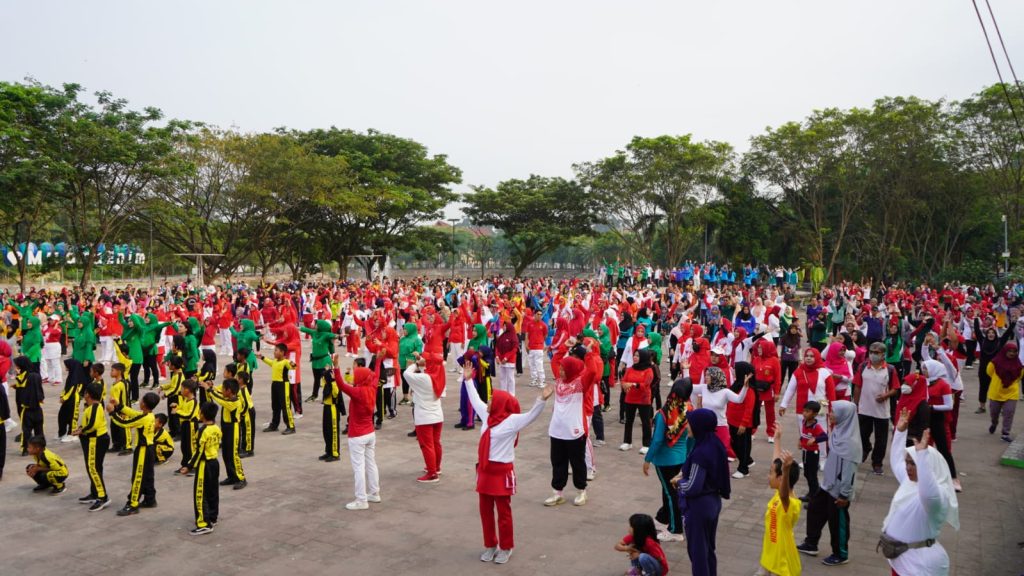 A3-1-1024x576 Di Taman Adipura, Ribuan Rakyat Serasan Sekundang 'Tumpah' Antusias Senam Bersama