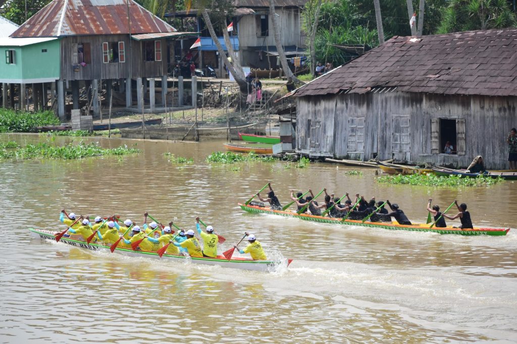 B2-5-1024x683 Serunya Lomba Kebut Perahu Berhadiah Sapi dan Kerbau di Sungai Babatan