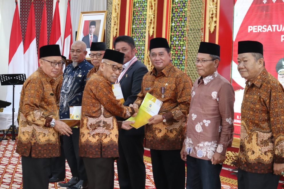 C2-1 Penghujung Jabatannya, Bupati Askolani Terima Penghargaan PWRI