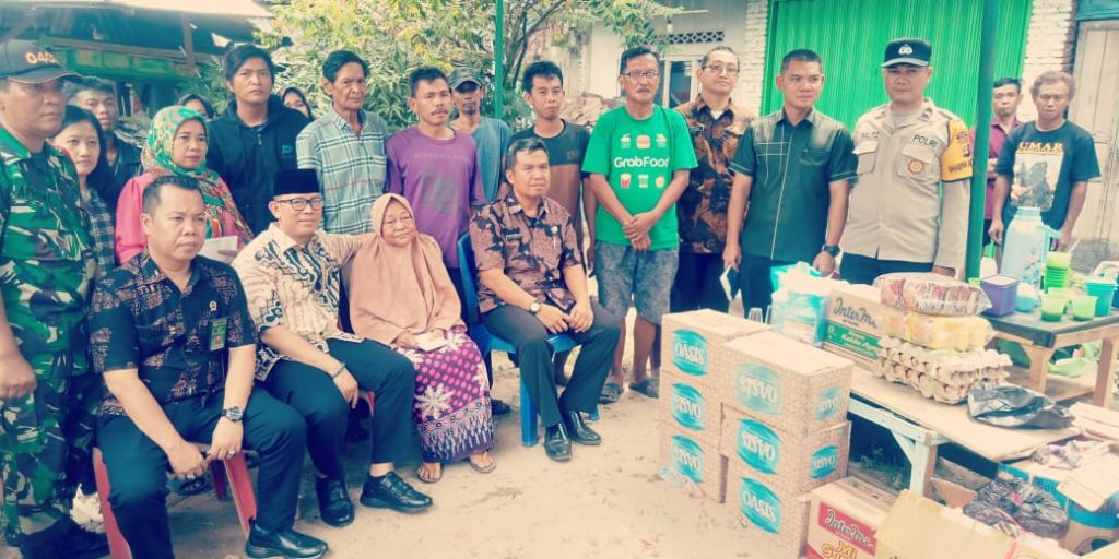 IMG-20230824-WA0037-1024x512 Pj Bupati OKU, Teddy Meilwansyah Berikan Bantuan kepada Korban Kebakaran di Kemalaraja