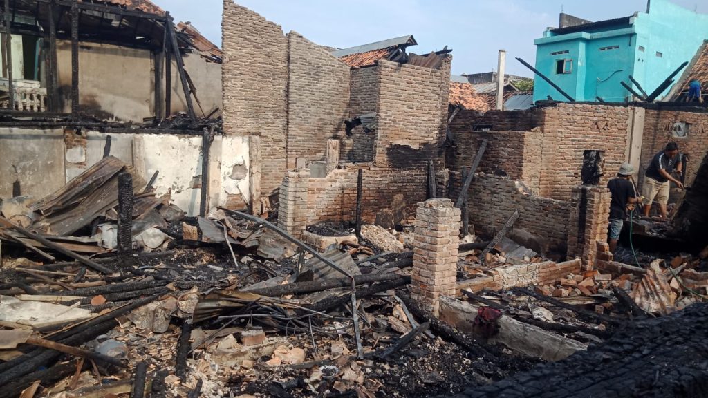 IMG-20230824-WA0039-1024x576 Pj Bupati OKU, Teddy Meilwansyah Berikan Bantuan kepada Korban Kebakaran di Kemalaraja