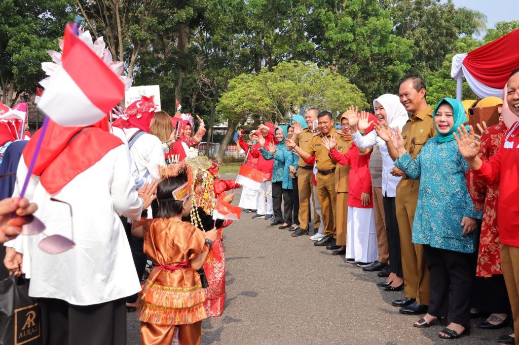 Whats_App_Image_2023_08_28_at_10_26_37_598e20e2e5-1024x682 Di Kambang Iwak, Walikota H. Harnojoyo, S.Sos Lepas Ribuan Peserta Karnaval