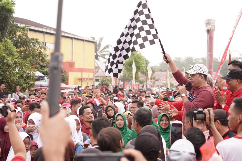 b2-1 Meriahkan HUT RI Ke-78 Bupati Askolani Lepas Ribuaan Peserta Jalan Santai