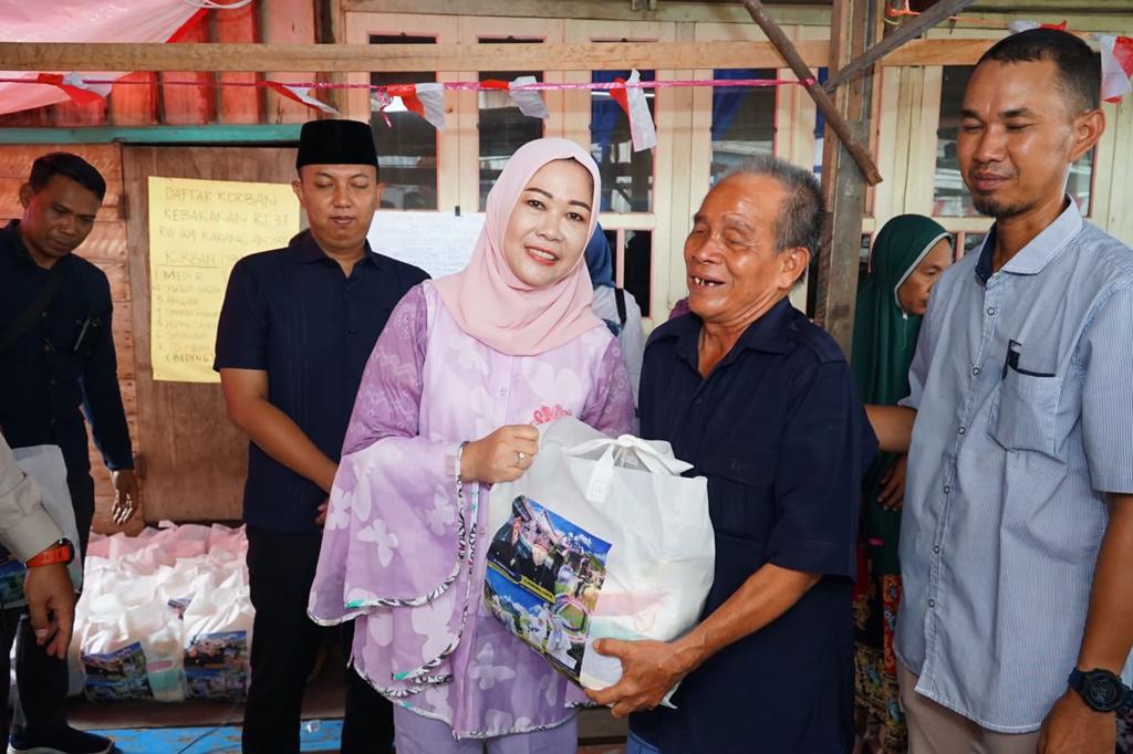 b2-2 Feby Deru Santuni Korban Kebakaran Kelurahan Karanganyar Gandus