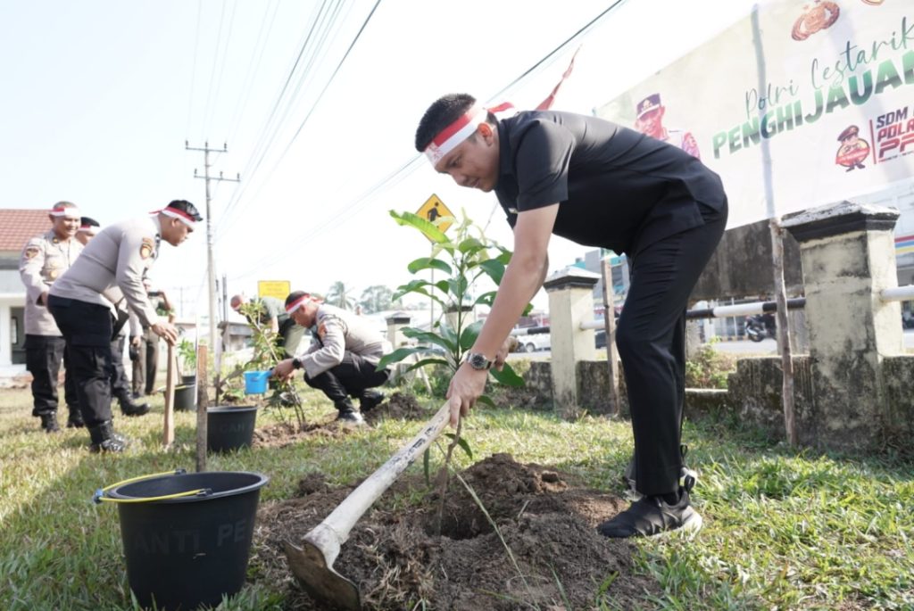 bupati-ogan-ilir-hadiri-dan-ikut-menanam-pohon-secara-serentak-seluruh-indonesia-di-polsek-indralaya-1024x685 Serentak di Indonesia, Bupati Ogan Ilir Panca Wijaya Akbar, SH Menanam Pohon di Polsek Indralaya