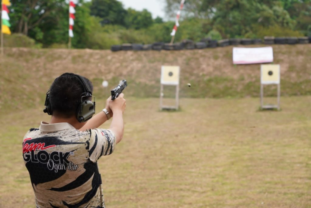 bupati-ogan-ilir-membuka-lomba-eksekutif-menembak-peringatan-hut-republik-indonesia-ke-78-1024x685 Peringati HUT ke-78 RI, Bupati Panca Wijaya Akbar, SH Buka Lomba Eksekutif Menembak