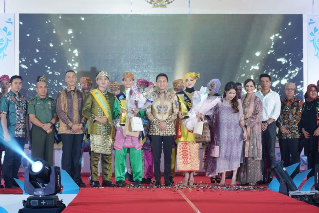 bupati-panca-membuka-malam-puncak-grand-final-pemilihan-juara-bujang-gadis-ogan-ilir-tahun-2023-1024x683 Semua Finalis BGOI 2023 Teruslah Berpacu Mengejar Prestasi 
