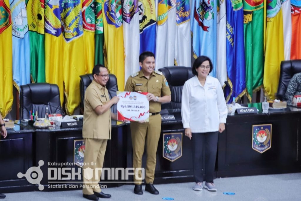 bupati-panca-terima-reward-insentif-fiskal-kinerja-tahun-2023-katagori-pengendalian-inflasi-daerah-dari-kemendagri-dan-kemenkeu-ri-1024x683 Bupati Panca Terima Reward Insentif Fiskal Kinerja Tahun 2023