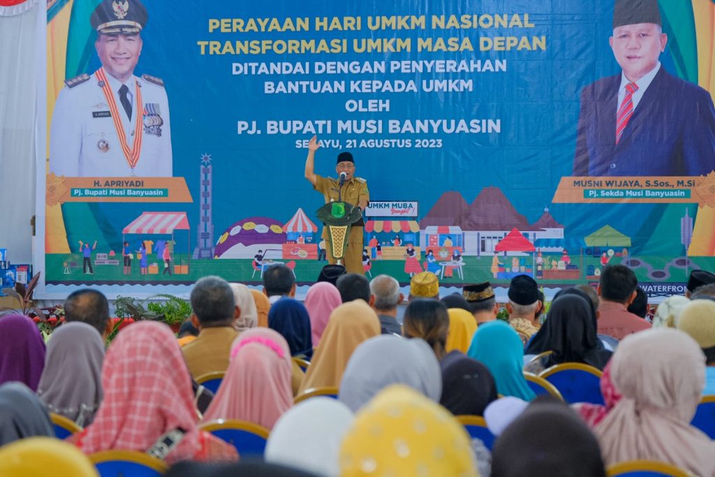 c2-1024x683 Perayaan Hari UMKM Nasional, Pj Bupati Apriyadi Serahkan Bantuan Kepada 70 UMKM