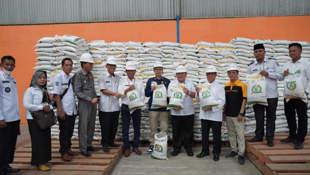 A3-1-1024x579 Kurangi Beban Warga, Pemkab OKI dan Bulog Salurkan 484 Ton Beras