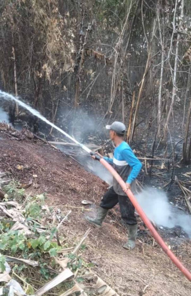 B1-3-662x1024 Karhutla di Simpang Kandis: Bersama Warga, Kades Dahlan Turun Langsung Padamkan Api