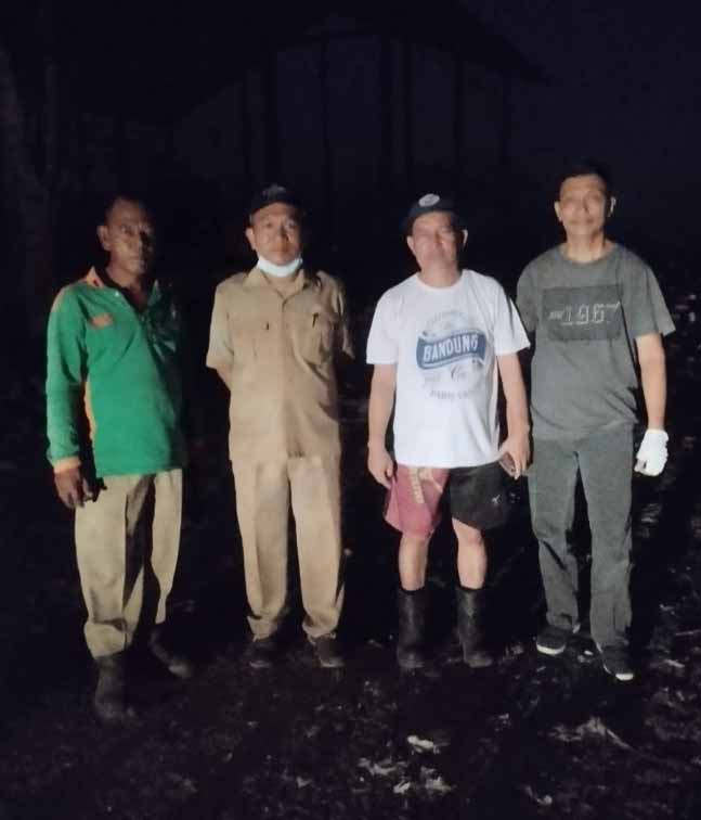 B2-3 Karhutla di Simpang Kandis: Bersama Warga, Kades Dahlan Turun Langsung Padamkan Api