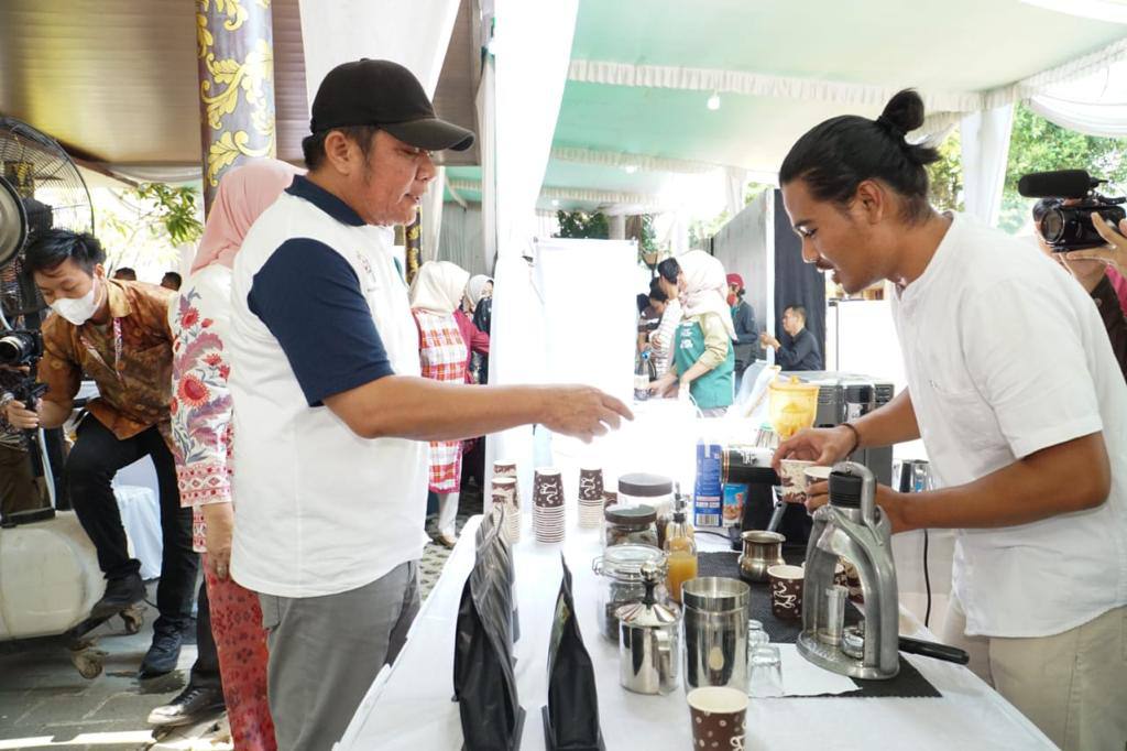 B4-1 Herman Deru Semangati Perajin  UMKM  Tingkatkan Inovasi dan Kreativitas Agar  Bersaing di Kancah Nasional dan Internasional 